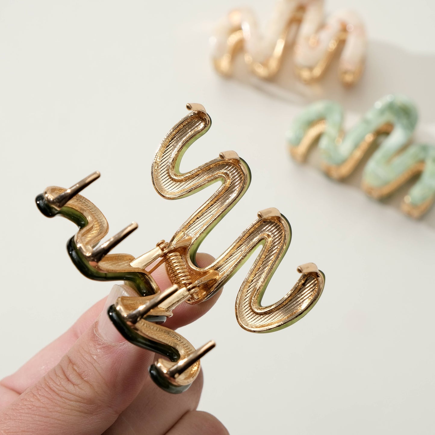 Willow Mini Garden Squiggle Metal Claw Clip
